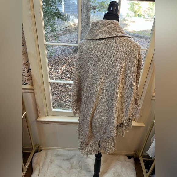 Debbie Morgan Sweater Poncho Fringe Women’s Size Medium Tan Cowl Neck Top - Picture 10 of 12